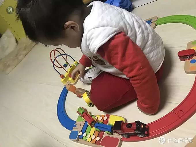 一岁宝宝的轨道小火车入门玩具推荐之“Hape 早旋律音乐轨道套”