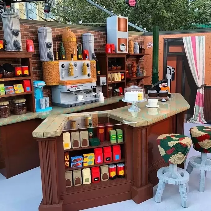 震撼！用乐高积木来打造一个真实比例的《老友记》中央公园咖啡厅！