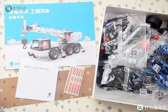 米兔积木工程吊车，1:16比例，完美还原现实中的工程吊车