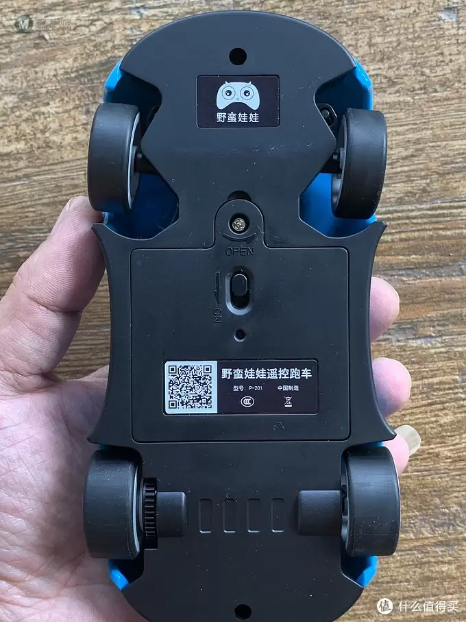 有了它，你就是整个小区最靓的仔——【轻众测】野蛮娃娃 P-201 遥控跑车