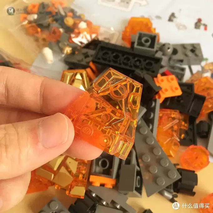 玩具测评丨LEGO乐高76128《蜘蛛侠：英雄远征》大战熔岩人