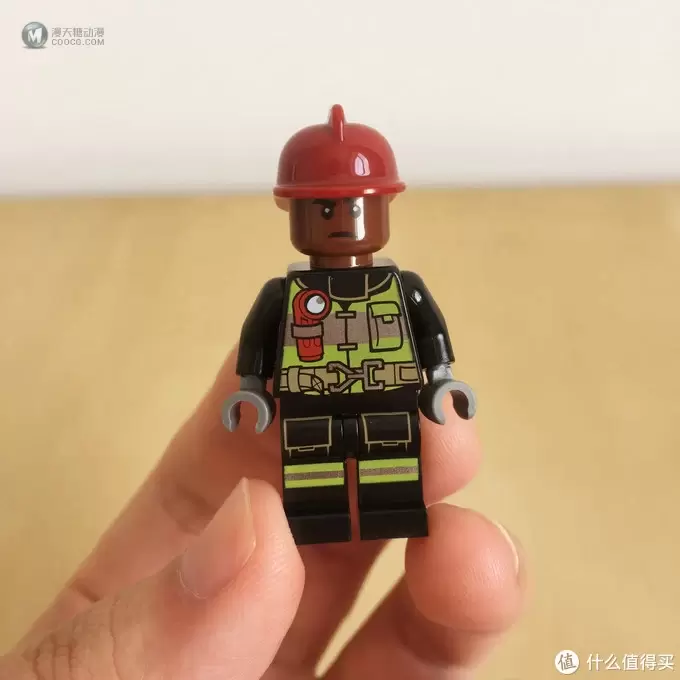 玩具测评丨LEGO乐高76128《蜘蛛侠：英雄远征》大战熔岩人