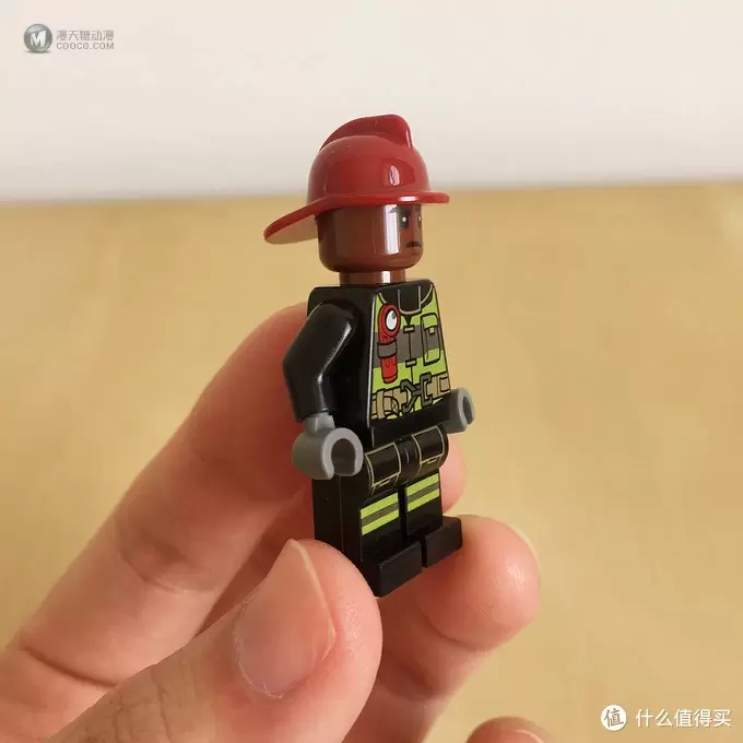 玩具测评丨LEGO乐高76128《蜘蛛侠：英雄远征》大战熔岩人