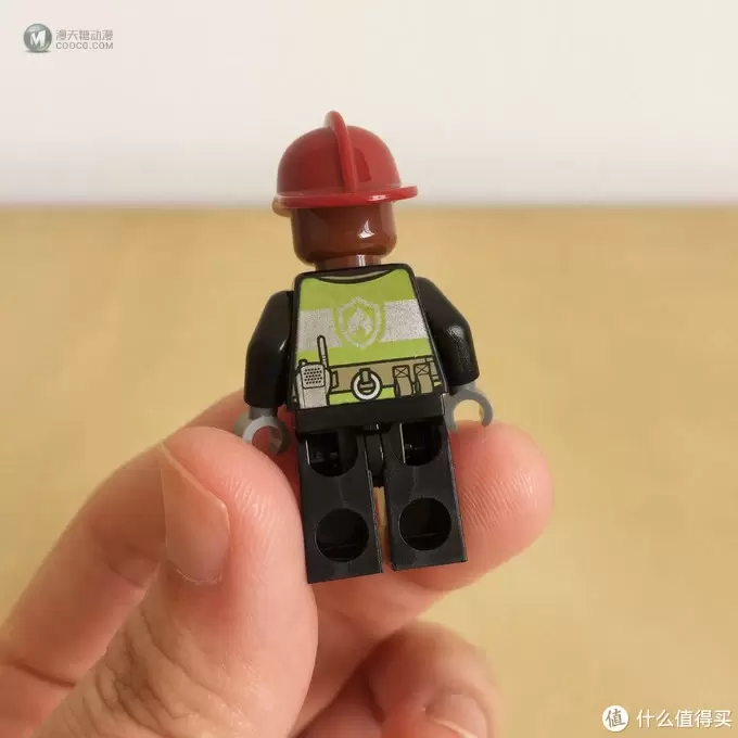 玩具测评丨LEGO乐高76128《蜘蛛侠：英雄远征》大战熔岩人