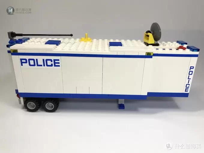 白色“擎天柱”：LEGO 乐高 CITY 城市系列 60044 流动警署