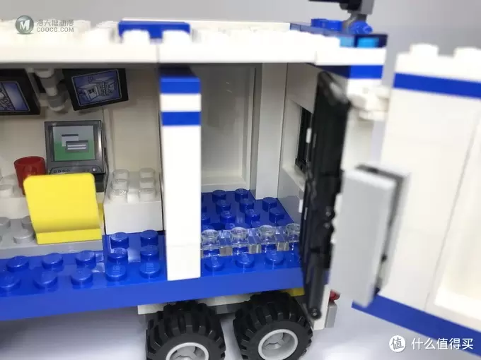 白色“擎天柱”：LEGO 乐高 CITY 城市系列 60044 流动警署