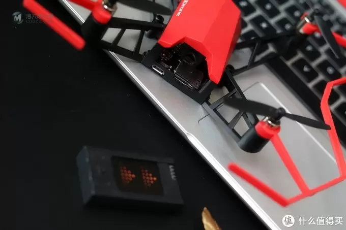 起飞全靠想？体验UDrone意念无人机的“超能力”有感