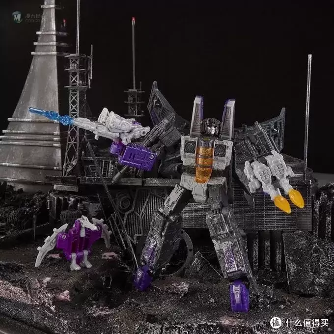 围城系列闹翻天、G2横炮、劲舞、绿光先行实物图；52TOYS变形钢铁侠
