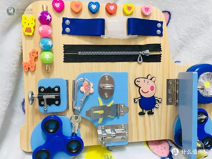 完爆日常早教玩具！国外父母都在用它「忙碌板」给孩子上安全课