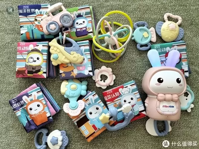 半岁宝宝喜欢的玩具装备，早教机、摇铃、布书