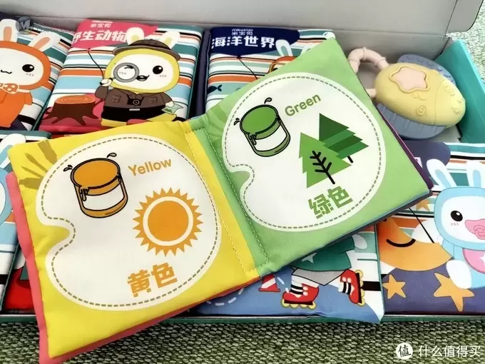 半岁宝宝喜欢的玩具装备，早教机、摇铃、布书