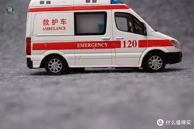 请注意，逼真的合金120救护玩具车来了！