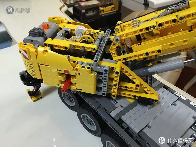 LEGO 乐高 9398 2012年科技旗舰 四驱越野遥控车 & 2013年科技旗舰 42009 移动起重机 成品展示