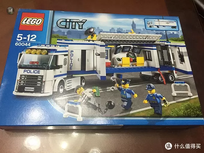 父亲和孩子一起来完成的 LEGO 乐高 60044 警车