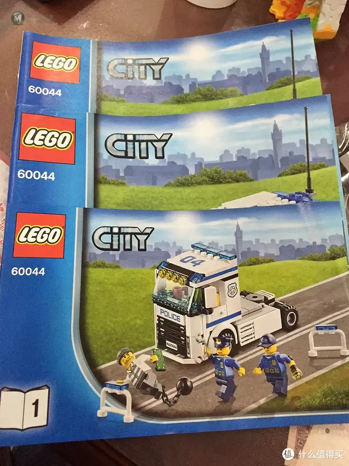 父亲和孩子一起来完成的 LEGO 乐高 60044 警车