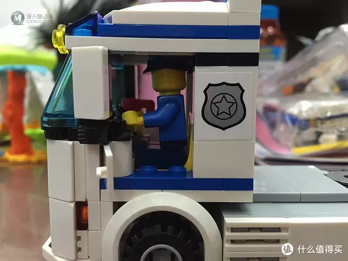 父亲和孩子一起来完成的 LEGO 乐高 60044 警车