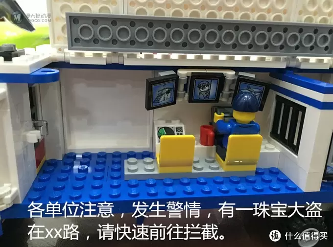 父亲和孩子一起来完成的 LEGO 乐高 60044 警车