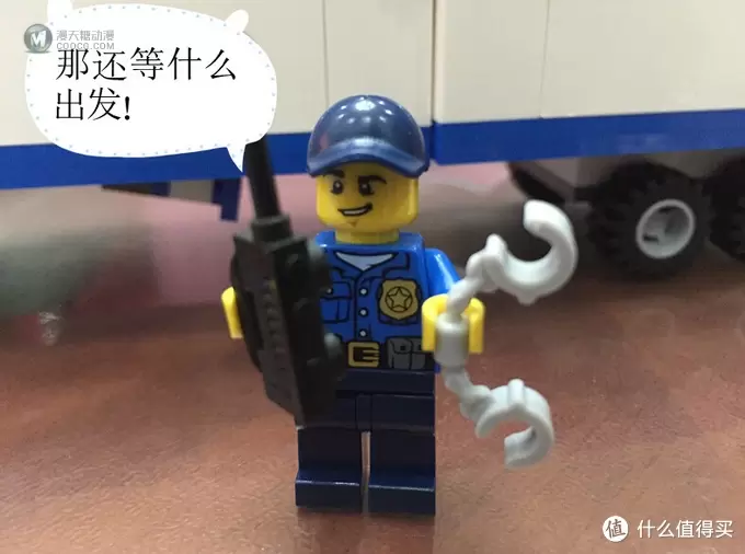 父亲和孩子一起来完成的 LEGO 乐高 60044 警车