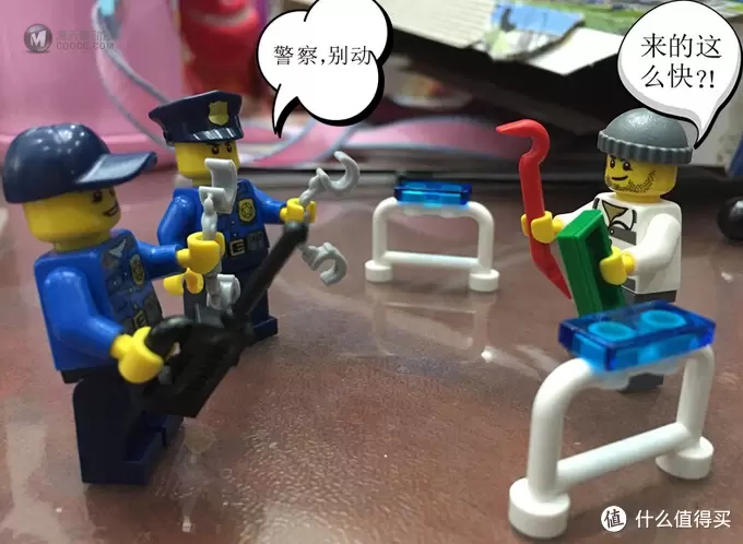 父亲和孩子一起来完成的 LEGO 乐高 60044 警车