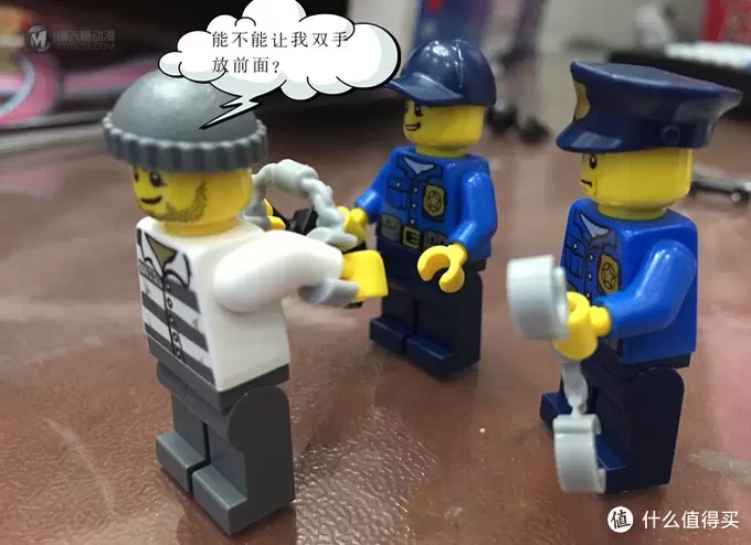 父亲和孩子一起来完成的 LEGO 乐高 60044 警车