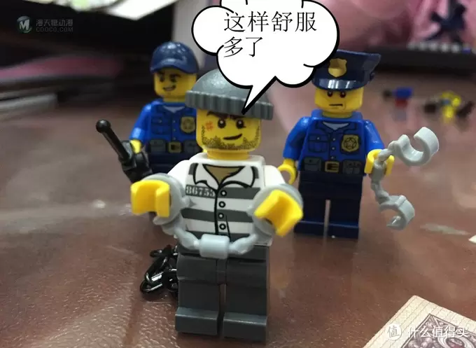 父亲和孩子一起来完成的 LEGO 乐高 60044 警车