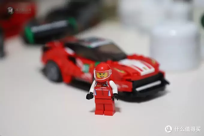 梦の玩具 篇八：LEGO 法拉利 488 GT3 六颗粒冠军赛车也香