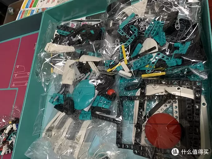 LEGO新一代Mindstorms，51515 (ev5) 开箱尝鲜，内部探秘