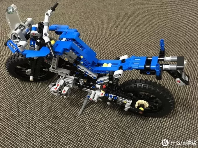 我的LEGO科技系列 篇二：买得起的宝马摩托 — BMW 宝马 42063 R1200 GS 摩托车