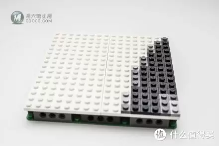 用LEGO 乐高画一幅画：积木与像素的世界