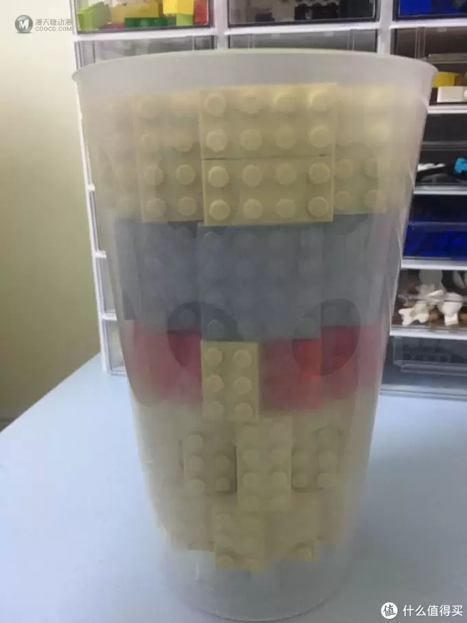 如何快速地在乐高店里装满一大杯Lego