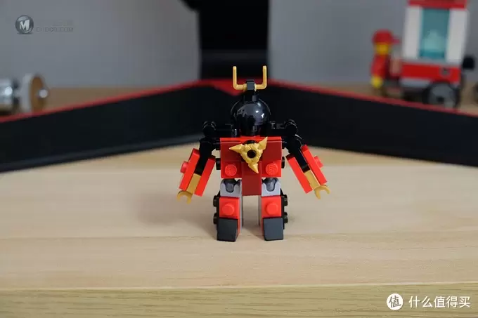 这个拼砌包有点意思——LEGO 乐高 30379 大地威能机甲 & 30533 武士机甲