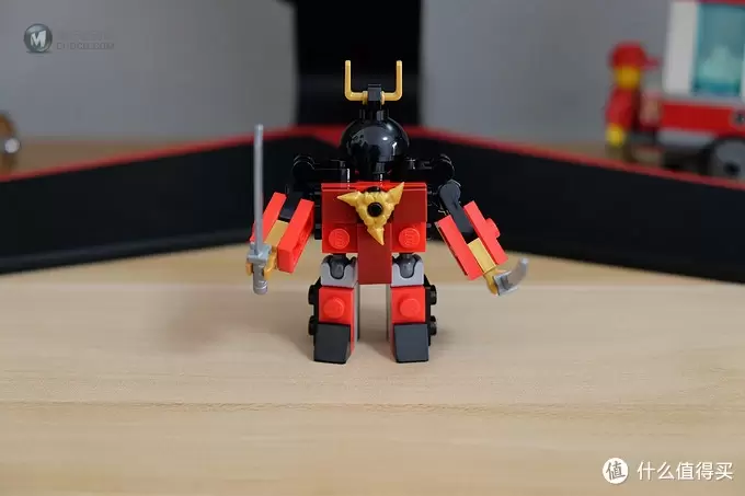 这个拼砌包有点意思——LEGO 乐高 30379 大地威能机甲 & 30533 武士机甲