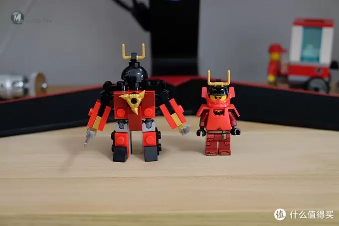 这个拼砌包有点意思——LEGO 乐高 30379 大地威能机甲 & 30533 武士机甲