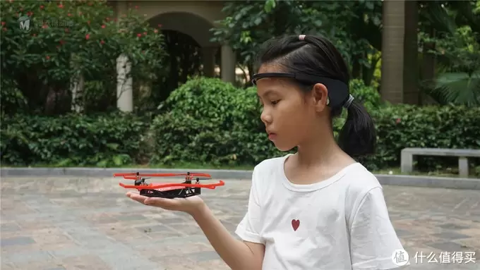 玩乐中锻炼专注力，UDrone意念无人机体验！