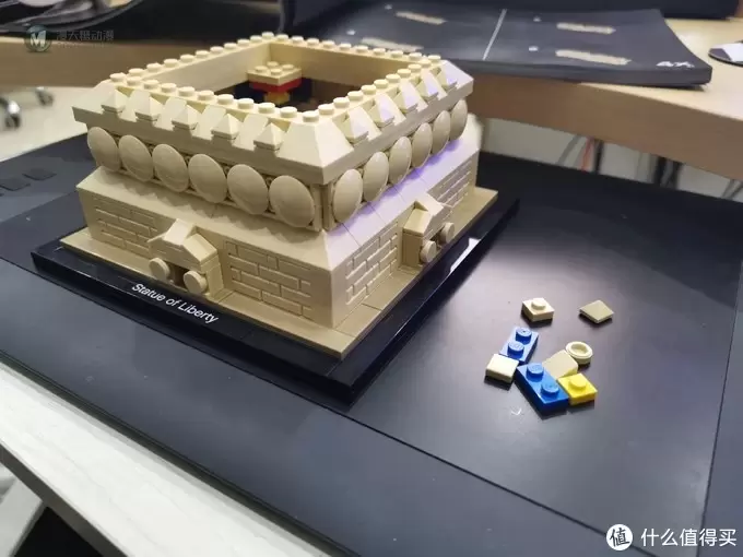 乐高（LEGO）建筑系列—桌面上的自由女神像