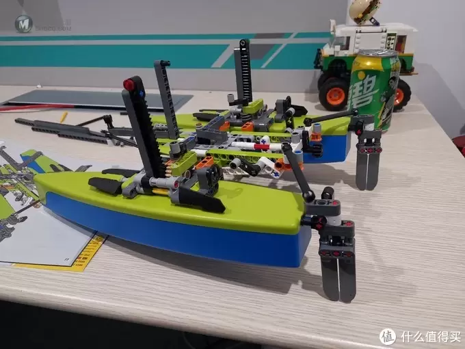 LEGO 科技机械组系列 42105 漂浮双体船 评测