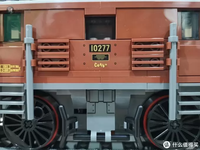 老杨的玩具仓库 篇四十二：LEGO 10277 时隔7年后的收藏级火车头 鳄鱼火车头