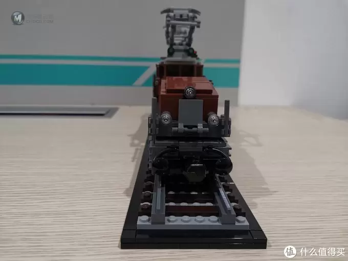 老杨的玩具仓库 篇四十二：LEGO 10277 时隔7年后的收藏级火车头 鳄鱼火车头