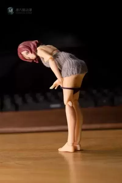 figma#505 女性body 千秋 露背毛衣